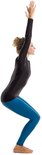 Vrouw in zwarte lange mouwen top en blauwe legging in stoelhouding.