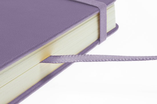 Detail van de paarse kaft van een schetsboek met een paarse lintmarker.