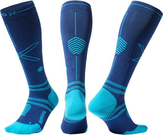 Drie donkerblauwe hardloopsokken met lichtblauwe accenten, van verschillende hoeken bekeken. Details van compressie, Dryarn en versteviging.