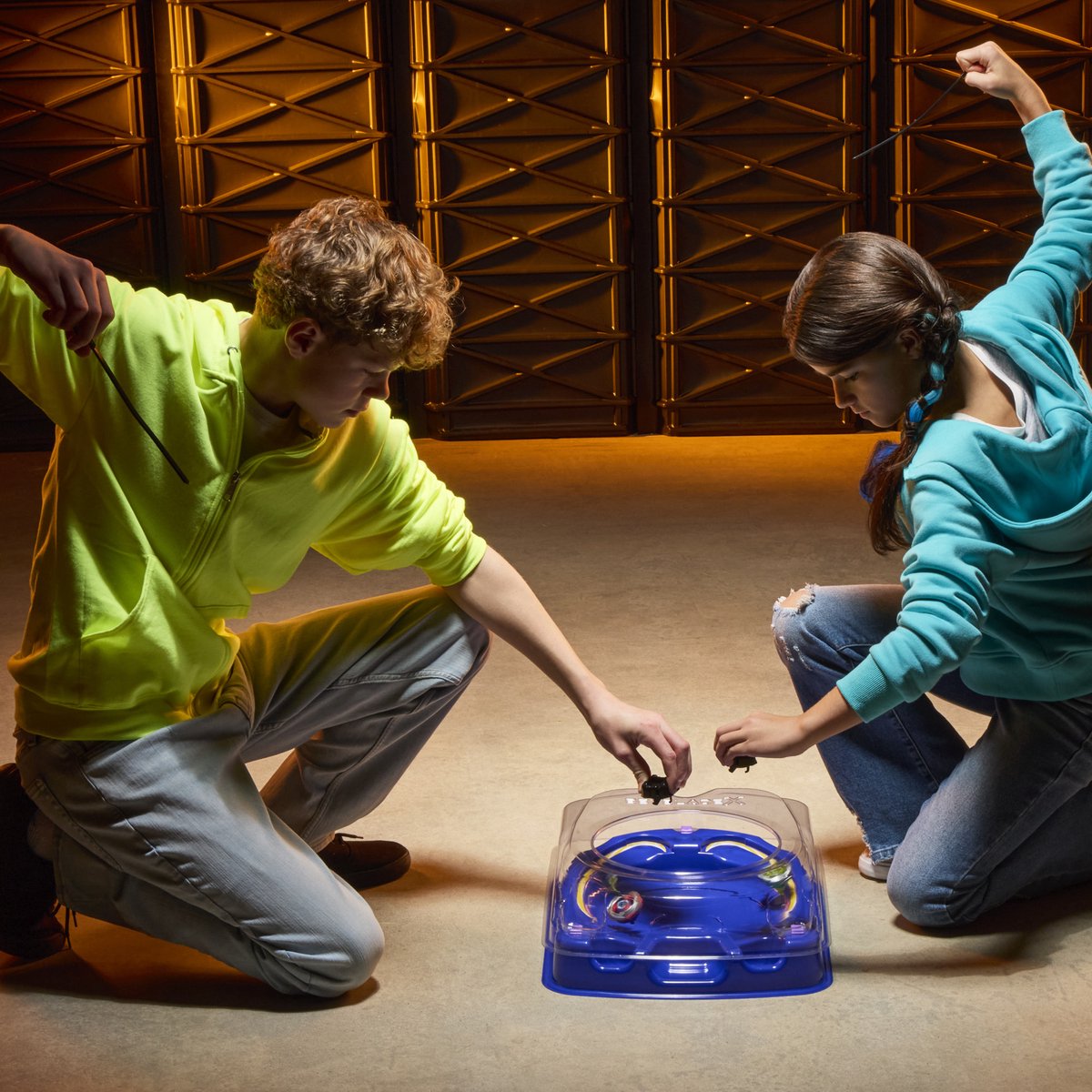 Beyblade X Drop Attack Battle-set met Beystadium - 2 rechtsdraaiende speeltollen en 2 launchers — afbeelding 8