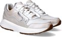 Lichtbeige damessneakers met zilveren accenten, witte zolen en veters. Zijaanzicht.