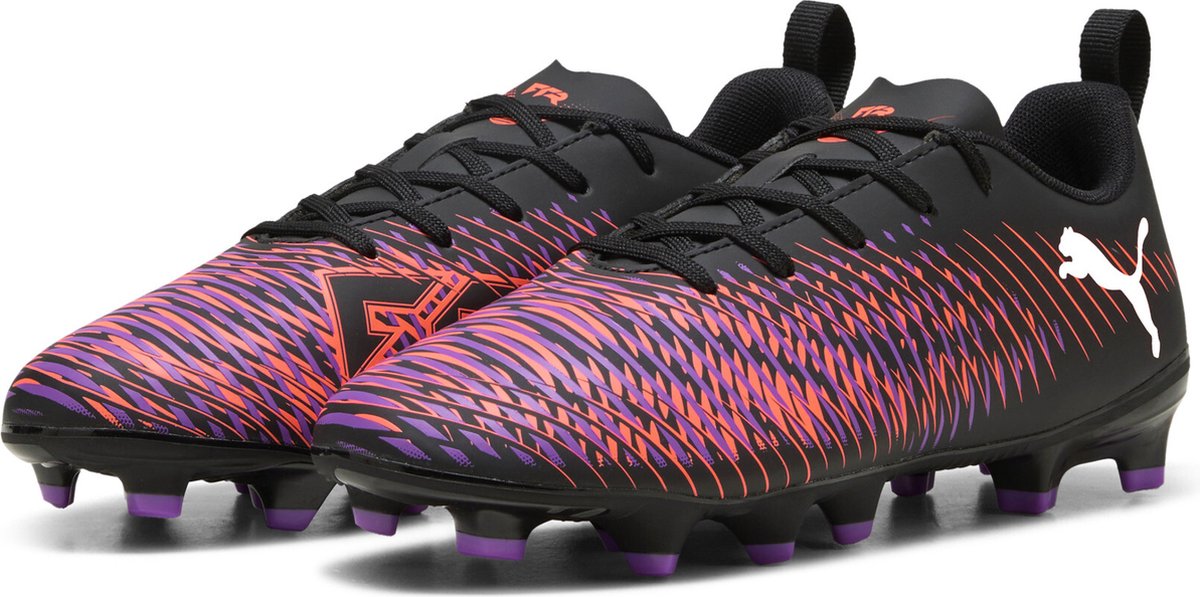 PUMA FUTURE 8 PLAY FG/AG Jr voetbalschoenen in zwart, wit en gloeiend rood met een lichtgewicht mesh bovenwerk en innovati...