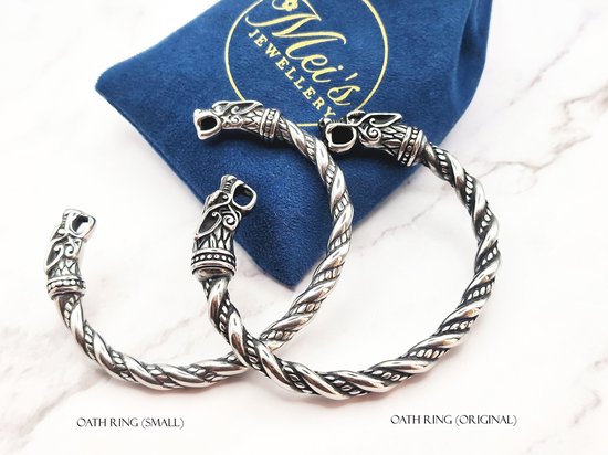 Twee zilverkleurige, gedraaide armbanden met drakenkopuiteinden, 'Oath Ring (Small)' en 'Oath Ring (Original)' gelabeld.