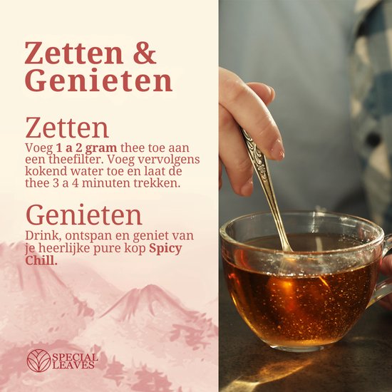 Zetten & Genieten: Een hand roert een kop thee met Special Leaves Spicy Chill. Bereiding: 1-2 gram thee met kokend water, 3-4 minuten laten trekken.