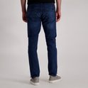 Model met de rug naar ons toe, draagt een donkerblauwe regular fit jeans.