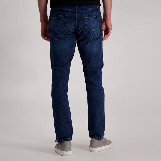 Model met de rug naar ons toe, draagt een donkerblauwe regular fit jeans.