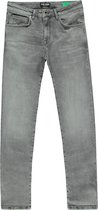 Grijze slim fit herenjeans van Cars Jeans met een groen label 'BATES SLIM FIT'.