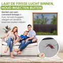 Familie op de bank, genietend van frisse lucht door een hor, mug getoond.