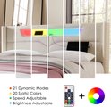 Tête de lit d'un lit beige avec éclairage LED réglable aux couleurs de l'arc-en-ciel et une télécommande.