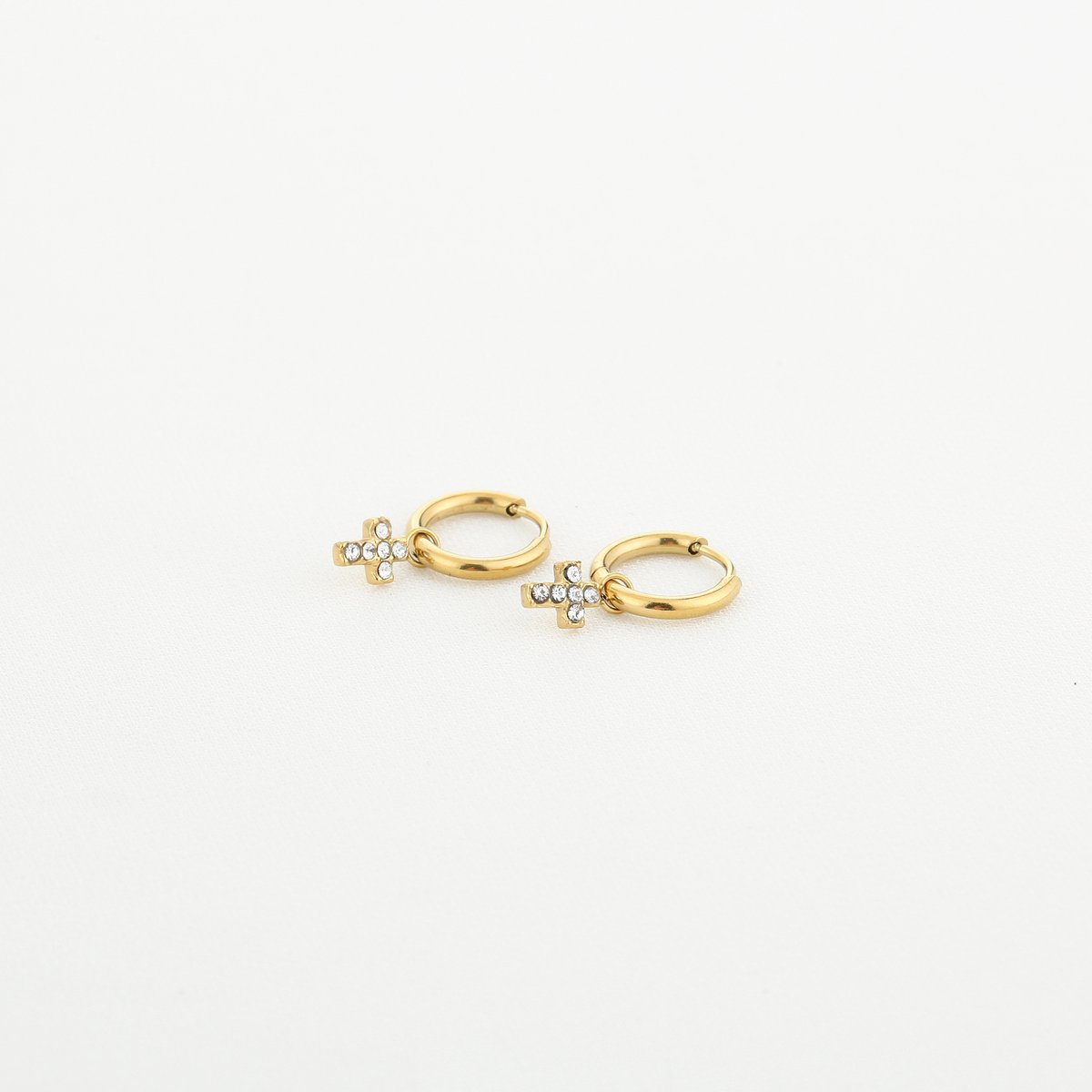 Oorbellen met kruisje met diamantjes - Goud - Stainless Steel – Nikkelvrij