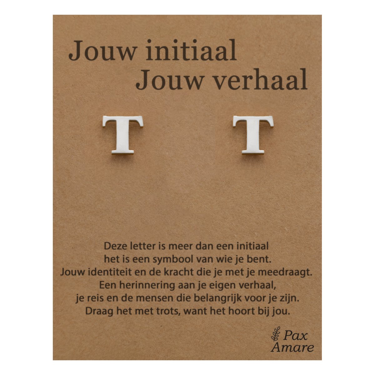 Letter T Oorbellen op Cadeau Kaartje - Jouw initiaal, jouw verhaal - Zilverkleurig Stainless Steel - 7mm Initiaal Oorknopjes- Pax Amare
