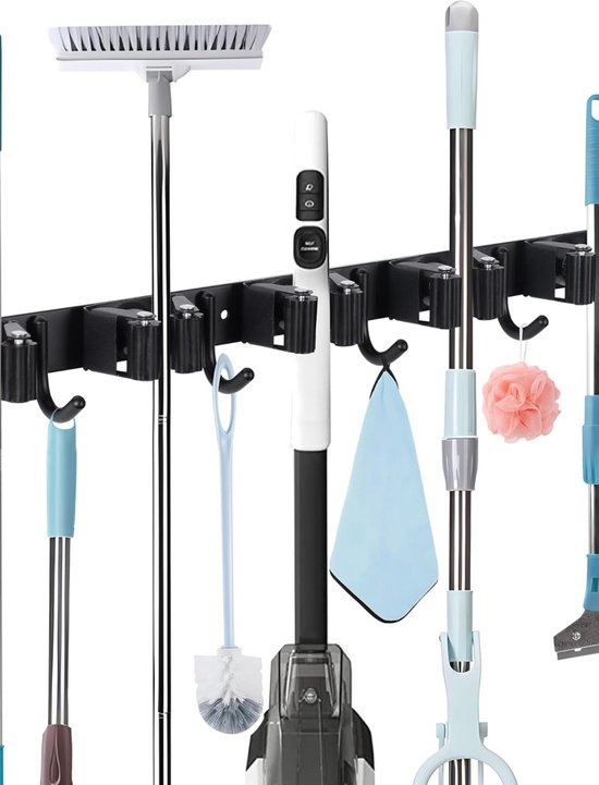 Un système de suspension noir avec divers articles de nettoyage : balai, serpillière, brosse de toilette et chiffon bleu.