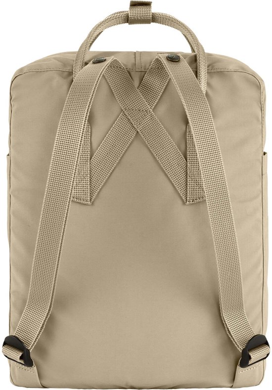 Achterkant van een lichtbruine Fjallraven Kanken rugzak.
