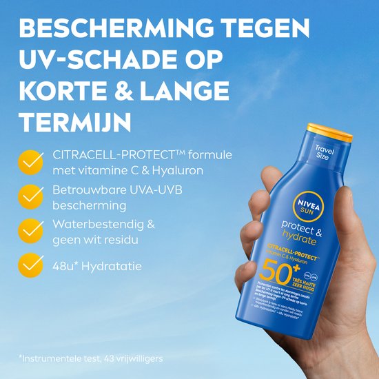 Hand houdt blauwe NIVEA SUN fles met gele dop vast. Tekst 'BESCHERMING TEGEN UV-SCHADE'.