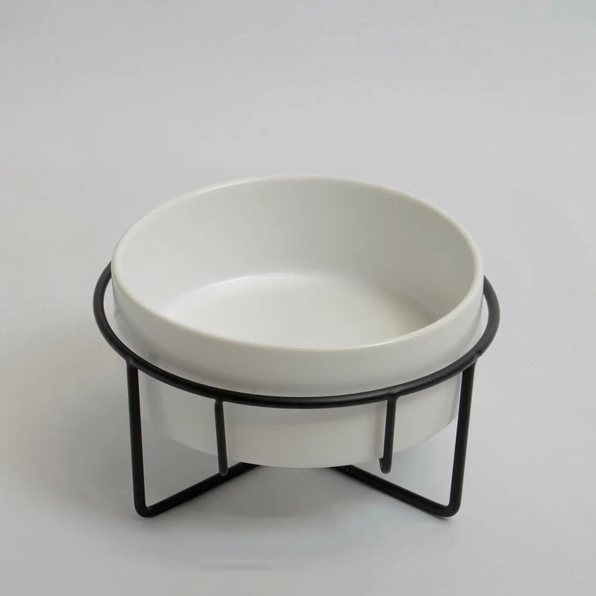 Keramisch drinkbakje konijn met stalen frame wit Keramisch drinkbakje konijn met stalen frame wit