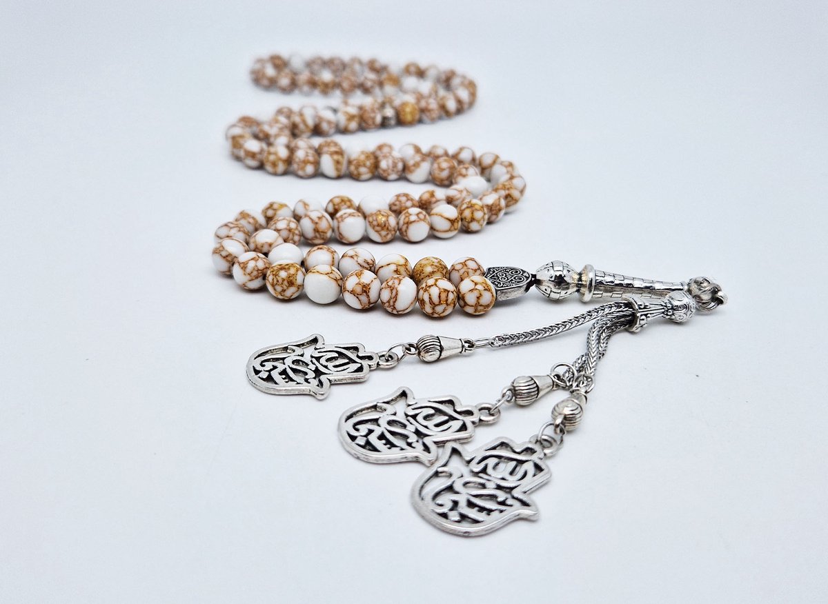 Handgemaakte tesbih "Tasbih" natuursteen "Wit howliet gesponnen goud" - Aantal kralen 99 - Diameter kralen 8MM - met metaal tassel "Maryams handpalm" - Een mooi cadeau-idee