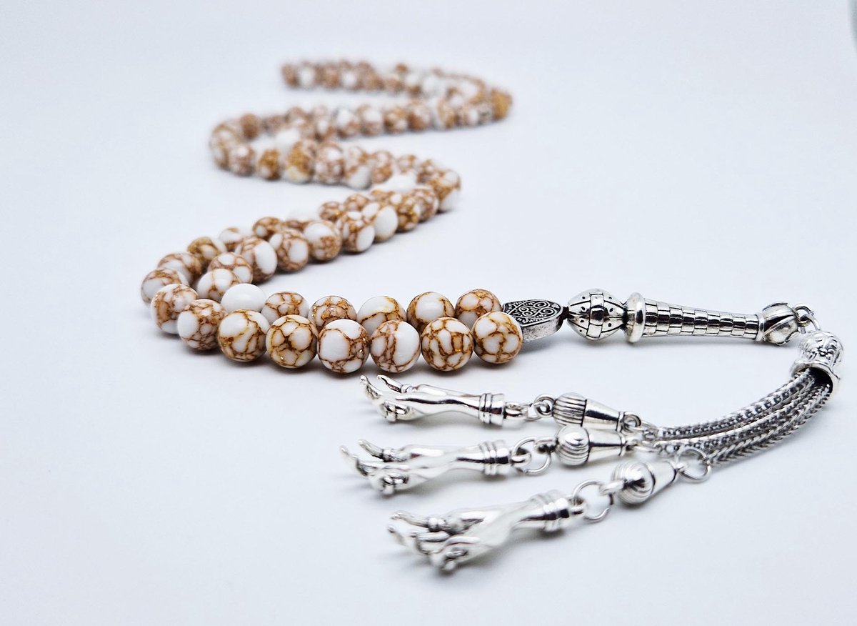 Handgemaakte tesbih "Tasbih" natuursteen "Wit howliet gesponnen goud" - Aantal kralen 99 - Diameter kralen 8MM - met metaal tassel "Palm" - Een mooi cadeau-idee