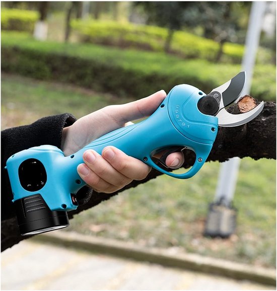 LotaHome - Elektrische Snoeischaar - 30mm Snijdiameter - Elektrische Takkenschaar - Accu Snoeischaar - Heggenschaar - Snoeien - Snoeizaag - Telescopisch - Tuin Gereedschap - Draadloos & Oplaadbaar - Inclusief Koffer, 2 Accu's, Reserve Set Snoeimessen van LotaHome — afbeelding 3