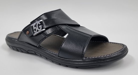 Zwarte slipper met gekruiste banden en een gesp met '5G' logo. Reliëf textuur.