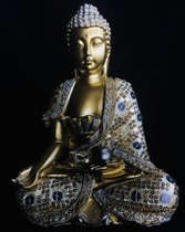 Zen Boeddha met gekleurd stof kleding .De Boeddha zelf heeft een goud gekleurde laag.16x20x8cm