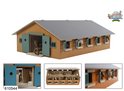 Houten paardenstal met rode bakstenen gevel, grijze dak, groene deuren, 3 detailfoto's.
