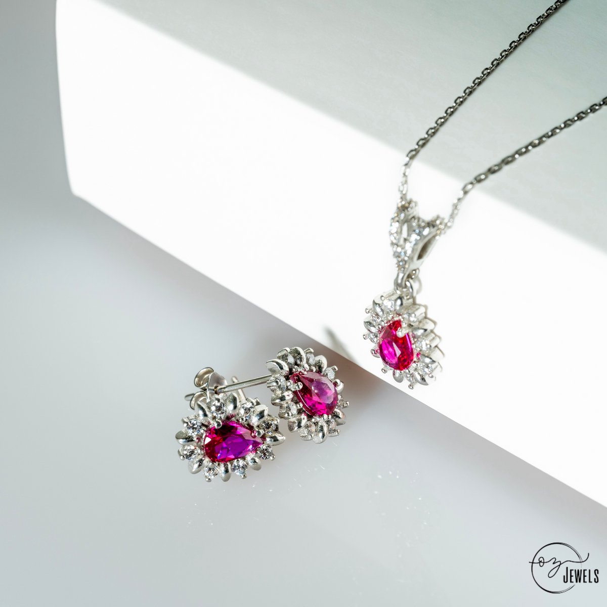 OZ Jewels Zilveren Ketting- en Oorbellen set met Synthetische Robijn en Zirkonium - Accessoires - Liefdessieraden - Liefdesketting - Love Ketting - Love Oorbellen - Damesketting - Dames Oorbellen - Valentijnsdag - Cadeau - Moederdag - Ketting Meisje