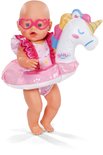 Baby pop met hartjes zonnebril, glitter zwemband in eenhoornvorm en een glitter zwempak.