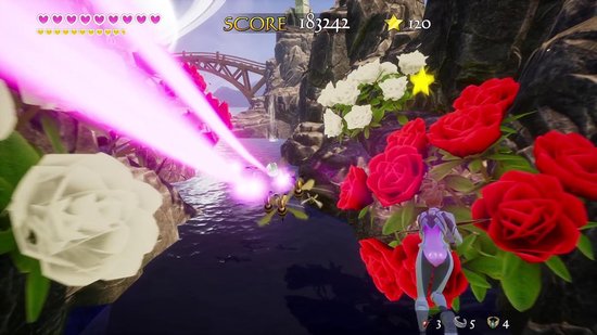 Vrouw in paars-wit pak schiet roze laserstralen op bijen bij rode rozen, met een brug op de achtergrond.