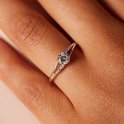 Close-up van een damesring van 925 zilver met zirkonia aan een vinger.