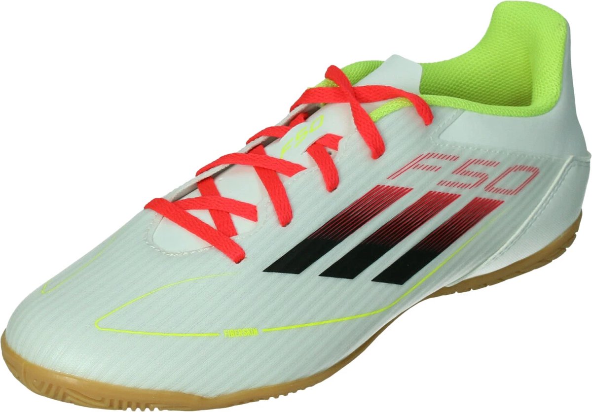 Adidas F50 Club voetbalschoenen in wit met felrode veters, ontworpen voor snelheid en comfort, maat EU 40 2/3.