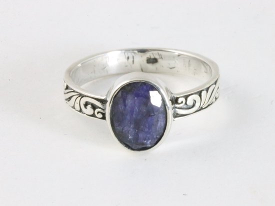 Bague en argent finement travaillée avec saphir bleu - taille 19
