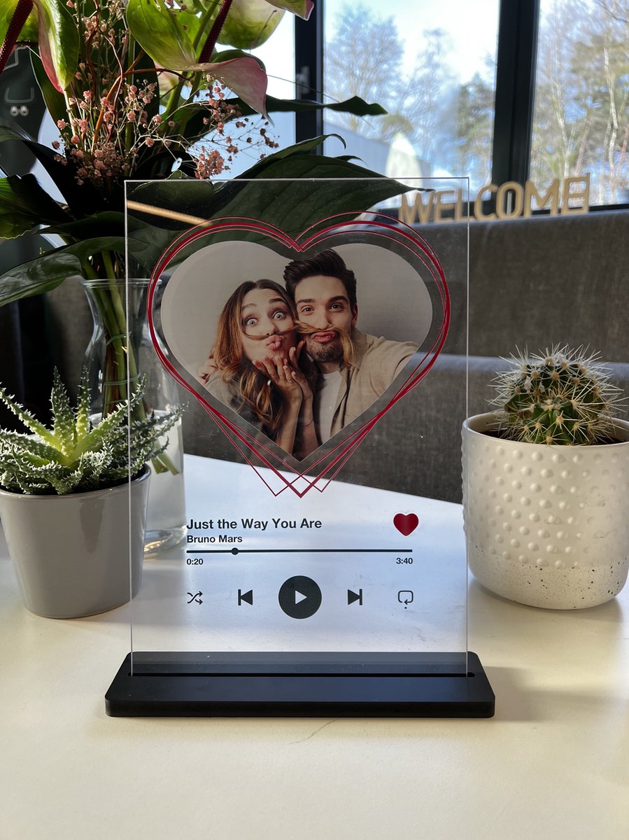 Spoti Love Frame Rood- Spotify Plexiglas plaat inclusief standaard - 30x20cm - Gepersonaliseerd met foto en tekst