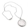 Chaîne argentée avec pendentif médaillon rond à motif floral. Fermoir mousqueton.