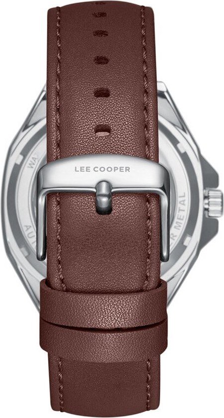 Sluiting van een Lee Cooper horloge met bruine leren band en zilverkleurige gesp.