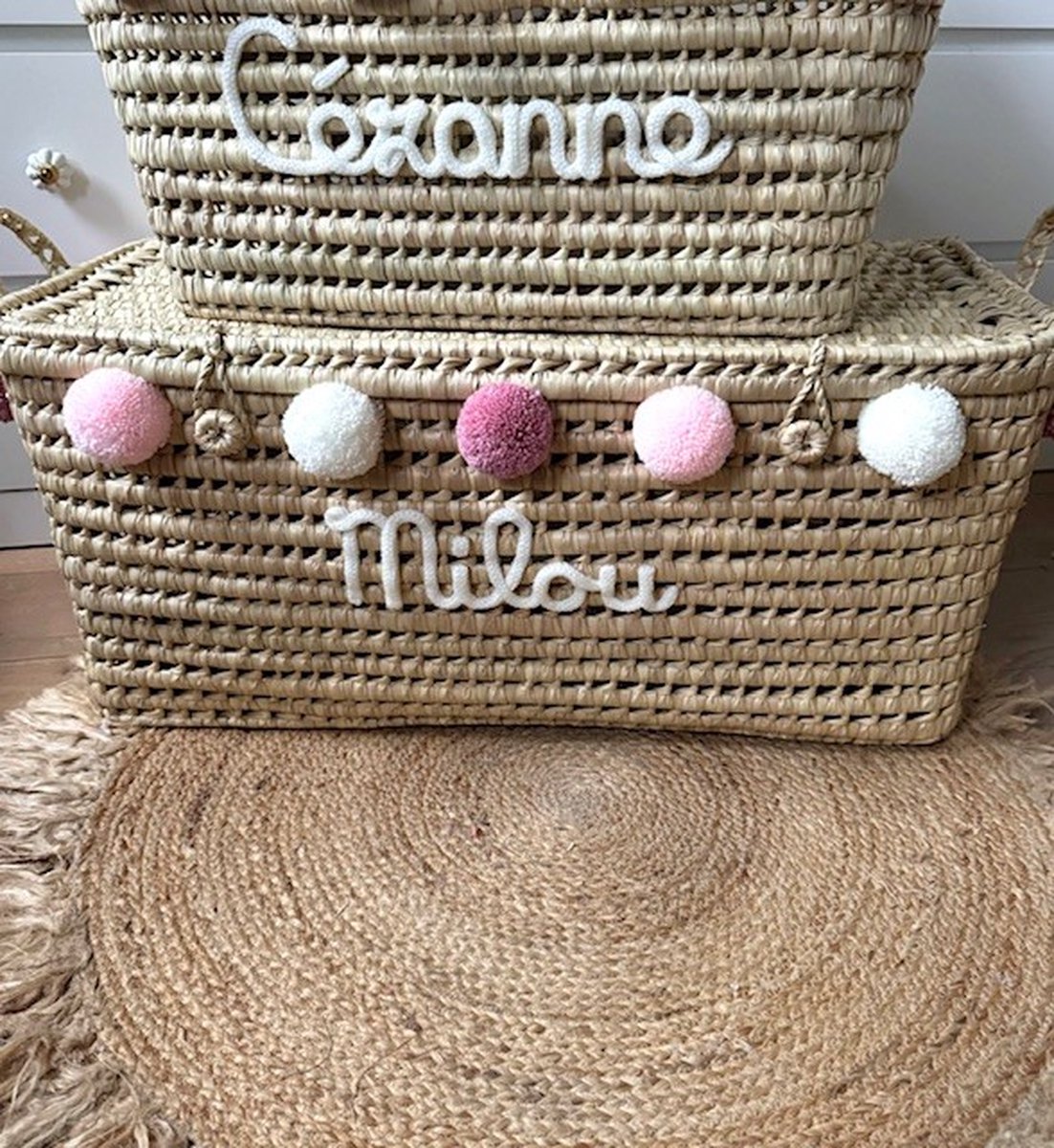 Opbergmand XXL - Rieten mand - 80cm - Speelgoed - Opbergen - Mand met naam - Pompon - Wol - Gepersonaliseerd - Handgemaakt - Decoratie - Geboortegeschenk - Verjaardagscadeau - Kraamcadeau - Geboorte - Marokko - Palmblad -Cadeau - Kinderkamer - Koffer