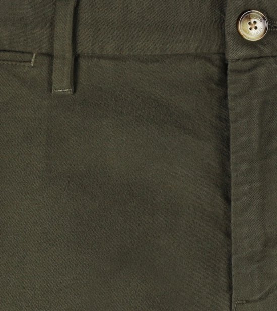 Detail van een groene chino broek met knoopsluiting en riemlussen.