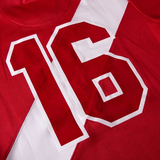 Detail van een rood voetbalshirt met witte schuine band en het nummer 16.