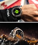 Een man draagt een smartwatch die 'Outdoor run' aangeeft. Een andere smartwatch staat op een donkere achtergrond met vonken.