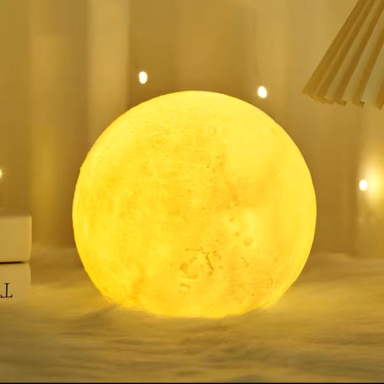 Een gloeiende maanlamp op een zacht tapijt, met boeken op de achtergrond.