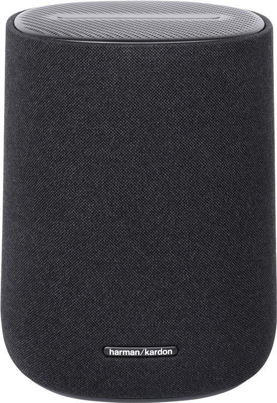 Zwarte Harman Kardon speaker met logo, op zwarte achtergrond.