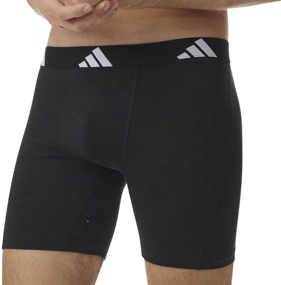 Zwarte Adidas boxer briefs met witte Adidas logo's op de zwarte tailleband.