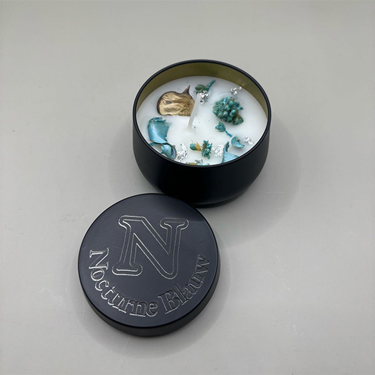 Nocture Blauw - Luxe Geurkaars - Zwart Glas - Handgemaakt - Palmwas - Musk & Sandelhout - 8 Uur Brandtijd - 150ml