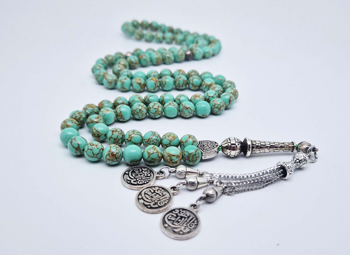 Handgemaakte tesbih "Tasbih" natuursteen " Groen howliet gesponnen goud " - Aantal kralen 99 - Diameter kralen 8MM - met metaal tassel "Qul aeuidh biallah" - Een mooi cadeau-idee