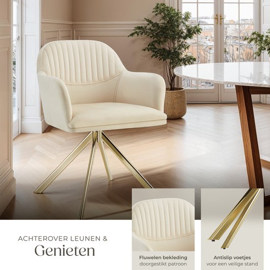 Crèmekleurige fluwelen stoel met geribbelde rugleuning en gouden draaipoot. Close-up van de fluwelen bekleding en gouden poten.