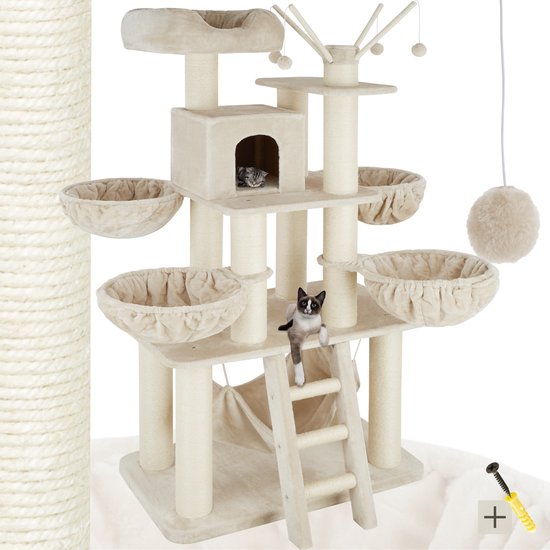 Crème kattenkrabpaal met huisje, mandjes, hangmat, trap en speeltjes. Een kat zit in het huisje, een andere kat klimt op de trap.