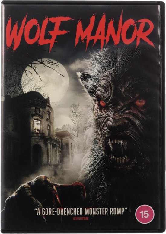 De voorkant van de DVD-hoes van Wolf Manor toont een enger monster met rode ogen, een manoir op de achtergrond en een bloederige prooi.
