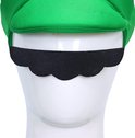 Groene pet met zwarte, gekartelde snor.