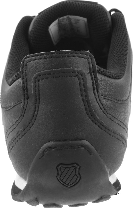 Achterkant van zwarte K-Swiss sneaker met wit accent en logo.