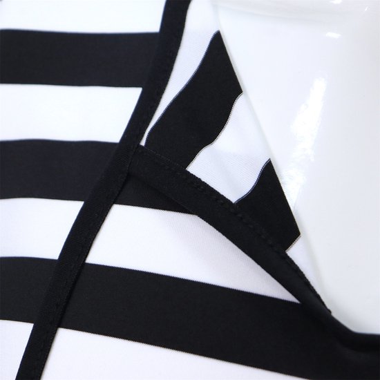 Detail van zwart-wit gestreepte stof met zwarte bies.