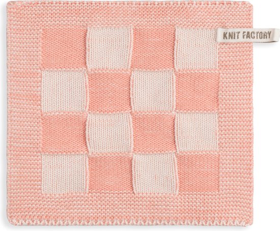 Roze en ecru gebreide pannenlap met blokpatroon.